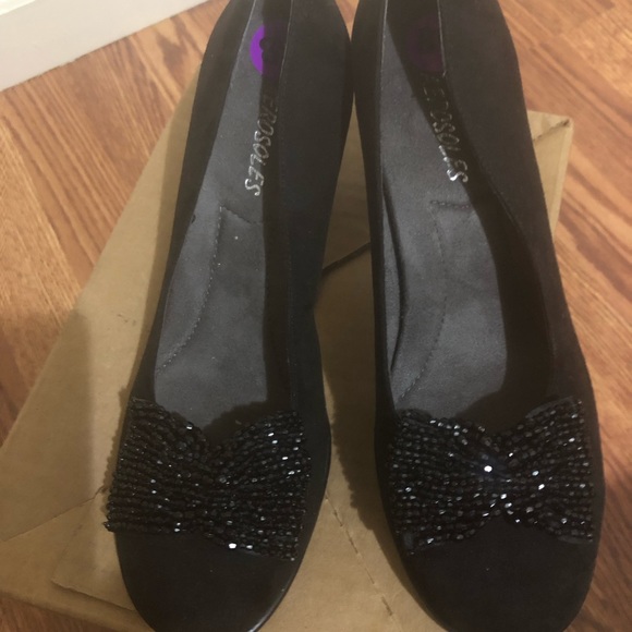 Aerosoles   NEW.   BLACK HEELS - Picture 3 of 3